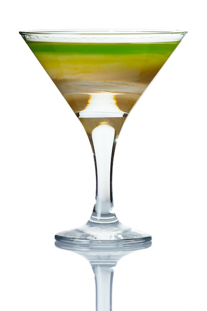 Glas van extreme alcohol cocktail geïsoleerd