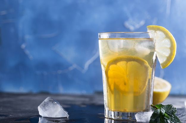 Glas verfrissende zelfgemaakte limonade met ijs en munt