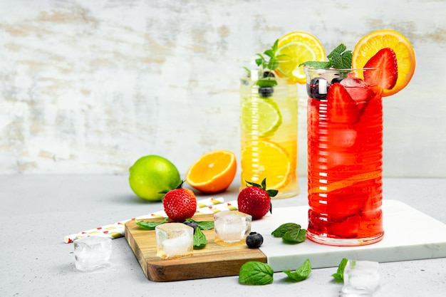 Glas verfrissende zomerlimonade met ijs. Cocktail met aardbei en citroen