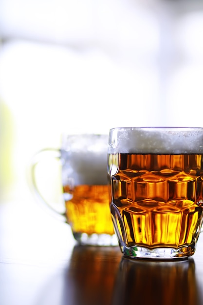 Glas vers bier op een houten tafel. Pils Bierpul op stenen tafel. Bovenaanzicht met kopieerruimte