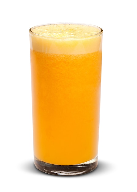 Glas vers jus d'orange dat op witte oppervlakte wordt geïsoleerd