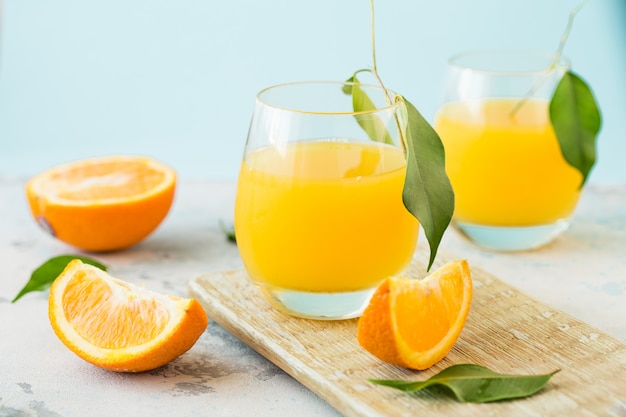 Glas vers jus d'orange met groep sinaasappel