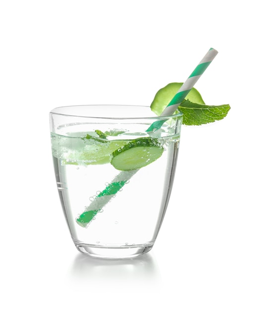 Glas vers komkommerwater op wit