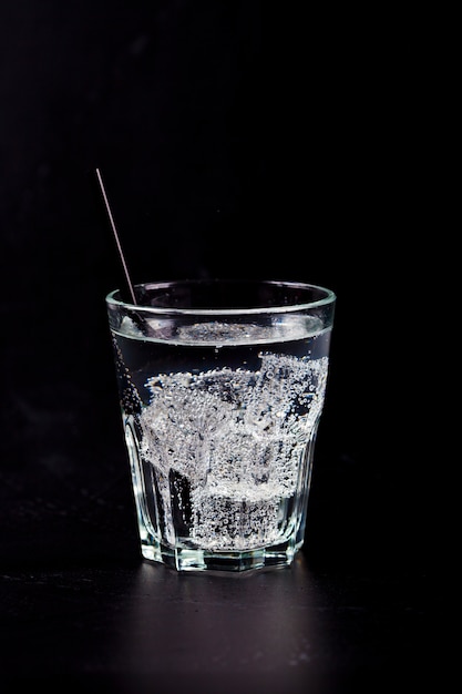 Foto glas vers koud koolzuurhoudend water met ijsblokjes