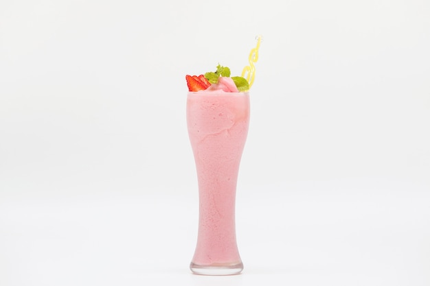 Glas verse aardbeien smoothie op witte achtergrond