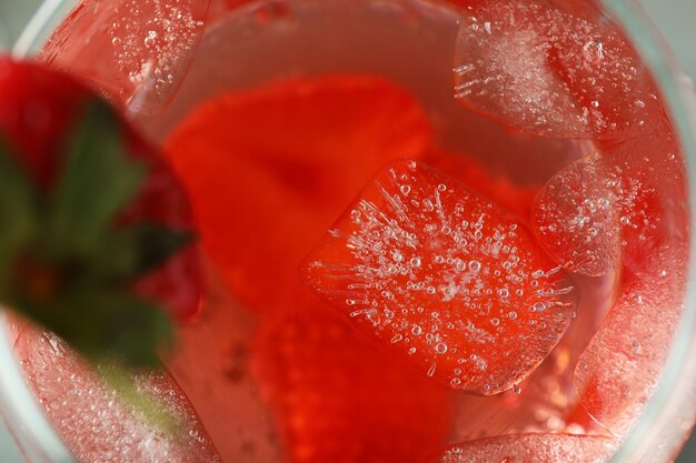 Glas verse aardbeiencocktail met ijs, macro