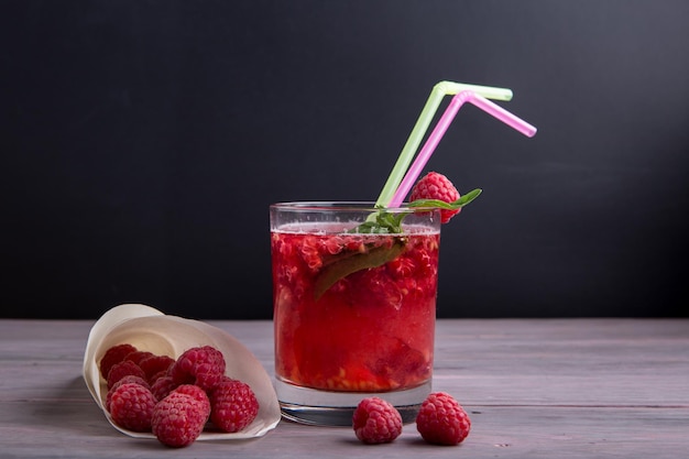 Glas verse aardbeiensmoothie en verse aardbeien Gezond eten en drinken concept