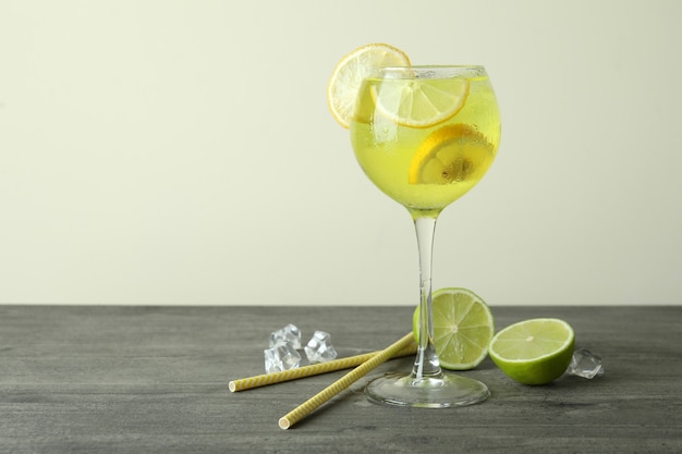 Glas verse citruscocktail op grijze tafel