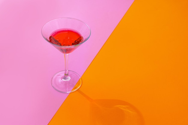 Glas verse cocktail op een kleurige achtergrond