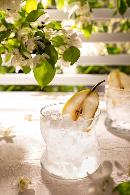 Glas verse ijslimonade in een zomertuin