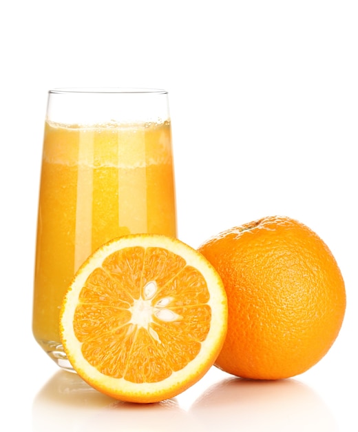 Glas verse jus d'orange geïsoleerd op wit