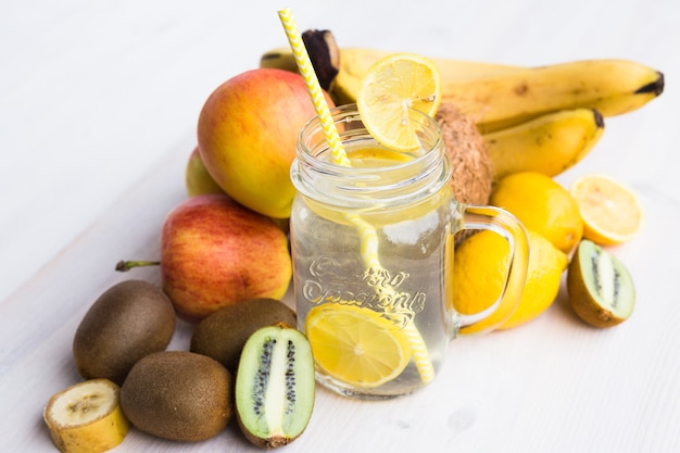 Glas verse limonade in een omgeving van fruit