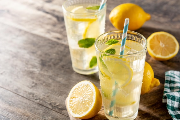 Glas verse limonade op houten tafel