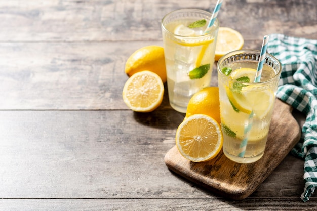 Glas verse limonade op houten tafel