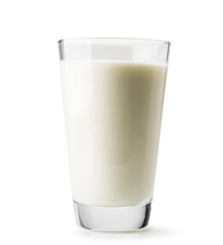 Foto glas verse melk close-up. geïsoleerd