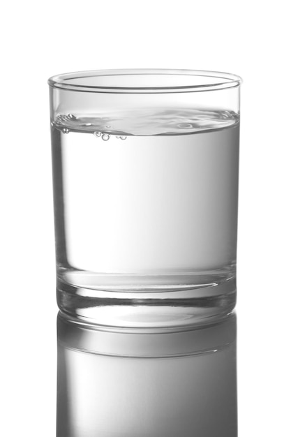 Glas vol met water op een wit