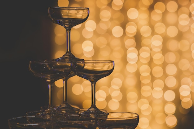 Foto glas voor champagne in de viering van de achtergrondafbeelding wazig bokeh
