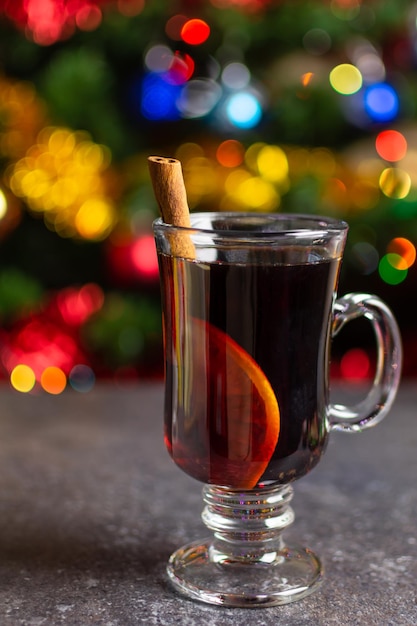 Glas warme glühwein met kaneelstokje en sinaasappel