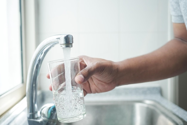 Glas water bijvullen uit een kraankraan