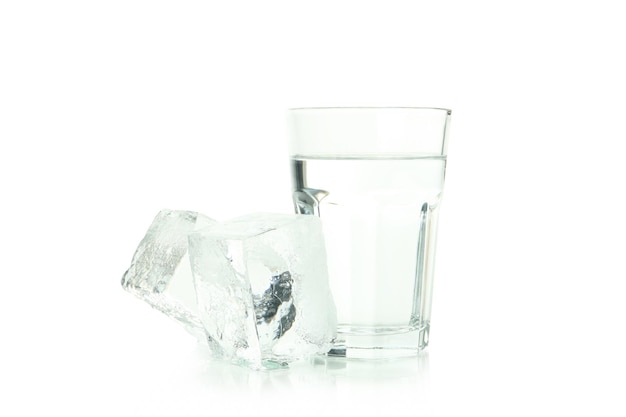 Glas water en ijs geïsoleerd op een witte achtergrond