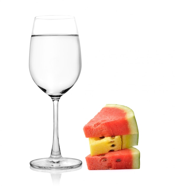 Glas water en watermeloen die op wit wordt geïsoleerd