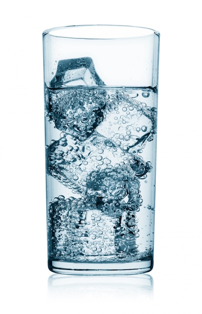 Glas water met ijs