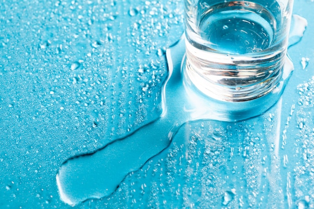 Glas water op blauw hout