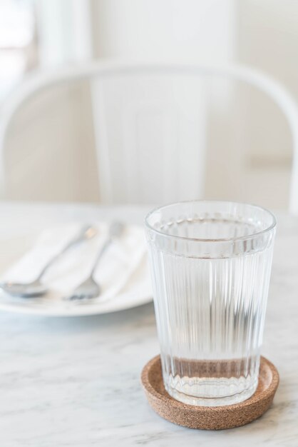 glas water op de eettafel