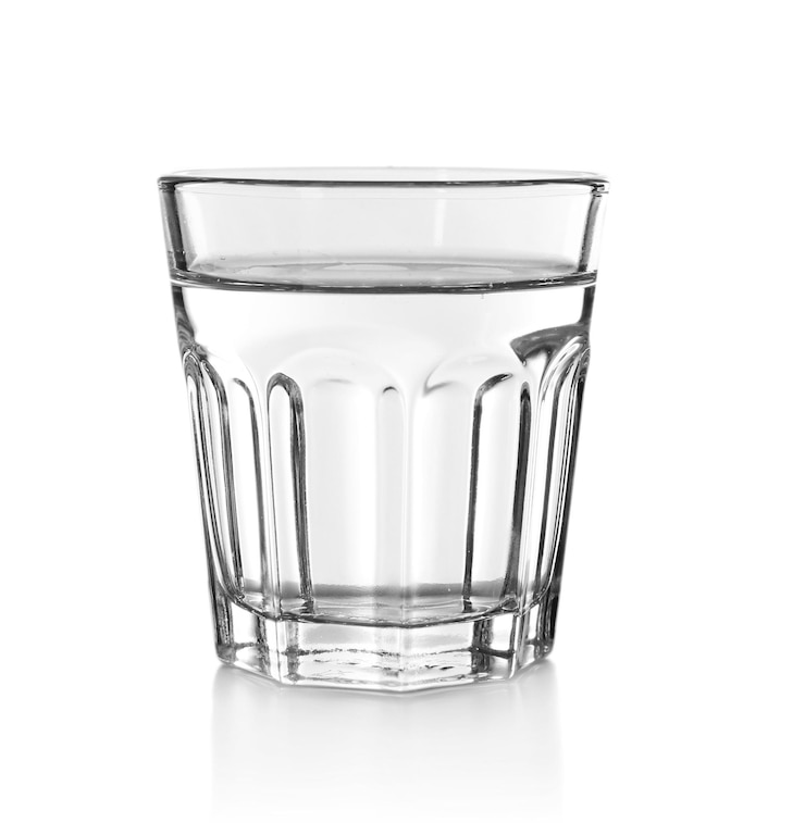 Foto glas water op de witte achtergrond close-up