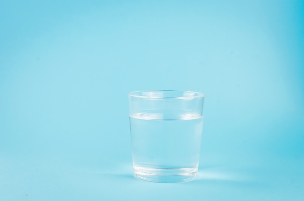 Glas water op een blauw