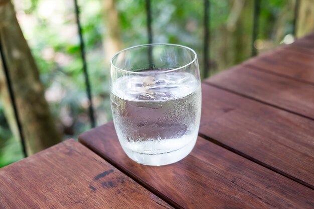 Glas water op een houten tafel