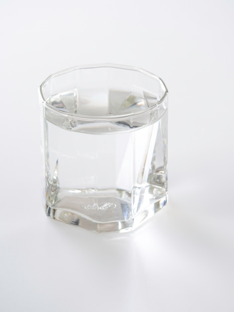 Glas water op een witte achtergrond