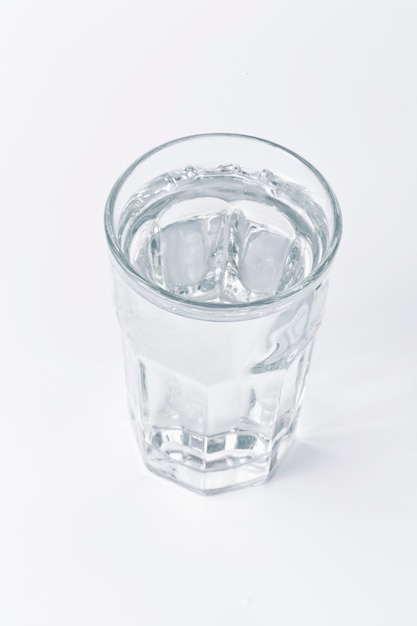 Glas water op een witte achtergrond