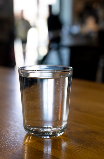 Glas water op tafel in café