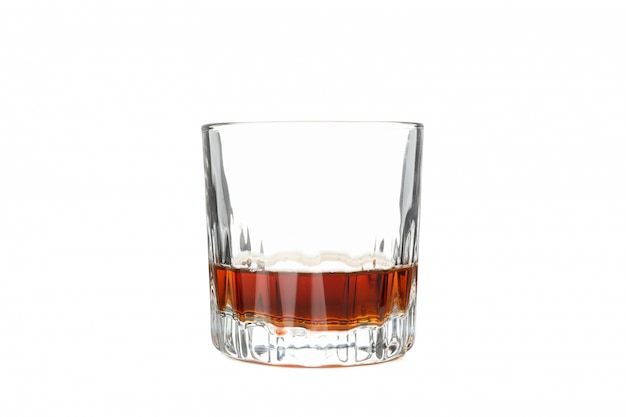 Glas whisky dat op witte achtergrond wordt geïsoleerd.