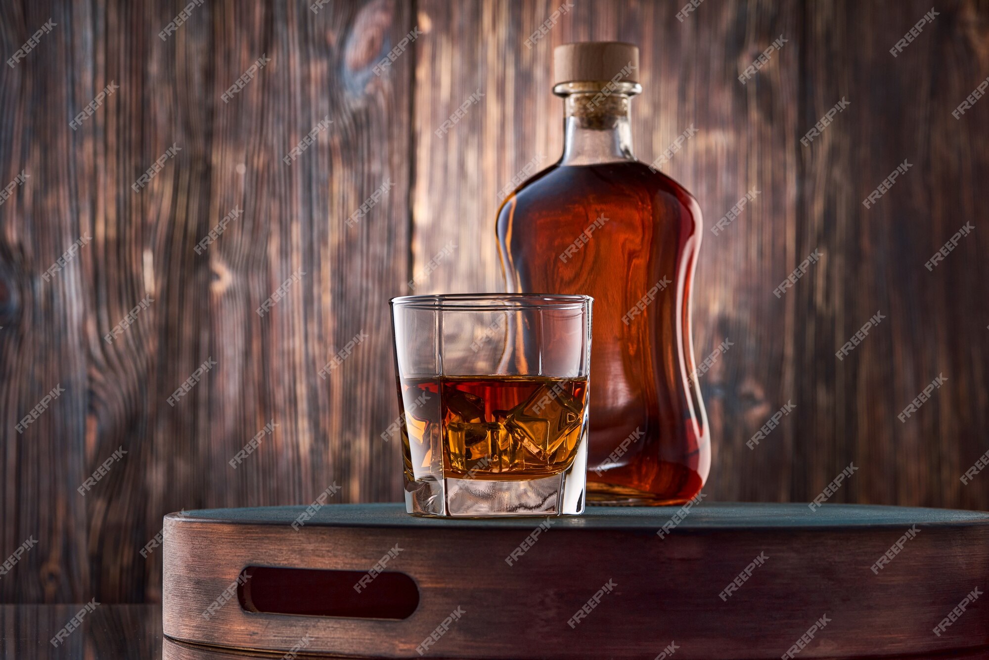 dealer zak Oh Glas whisky en een fles op de houten tafel | Premium Foto