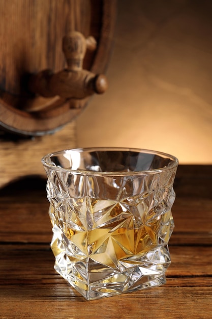 Glas whisky en houten vat op tafel close-up