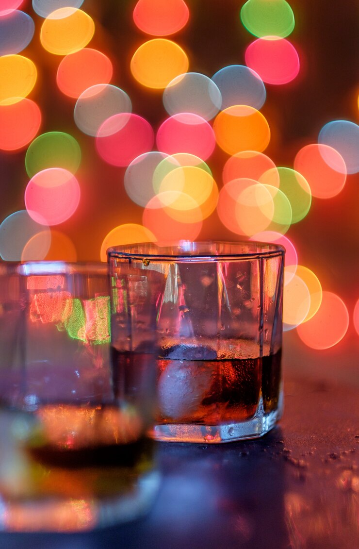 Glas whisky en nachtlicht