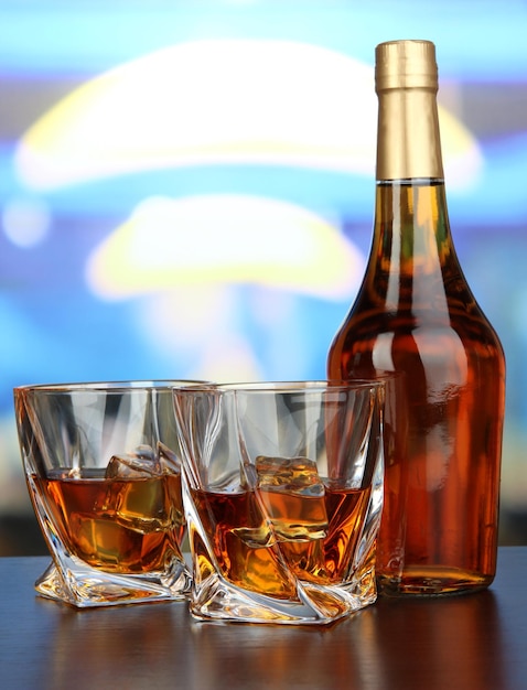 Glas whisky met fles op donkere achtergrond