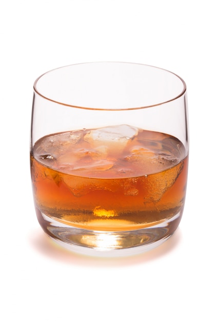Glas whisky met geïsoleerd ijs