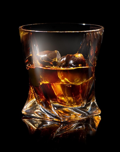 Foto glas whisky met ijs op zwarte achtergrond