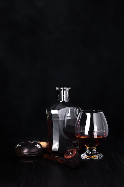 Glas whisky met rokende sigaar. whisky, tabak