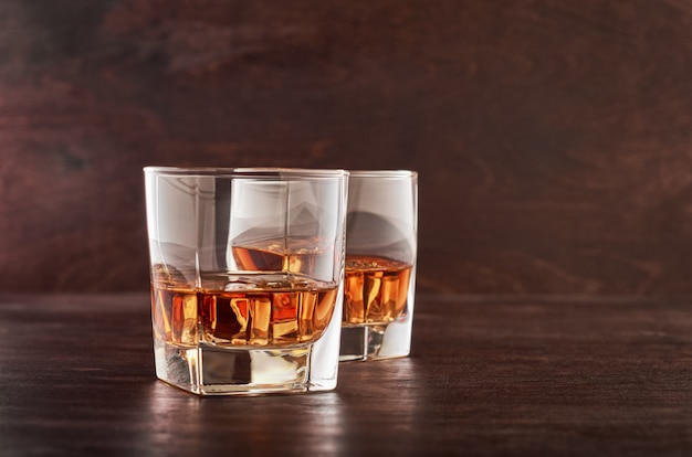 Glas whisky op een houten tafel