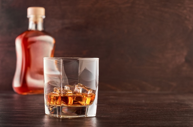 Glas whisky op een houten tafel