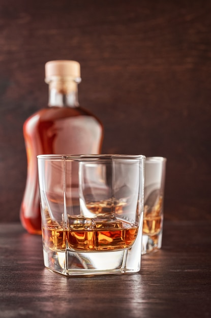 Glas whisky op een houten tafel