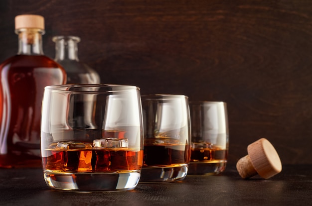 Foto glas whisky op een houten tafel
