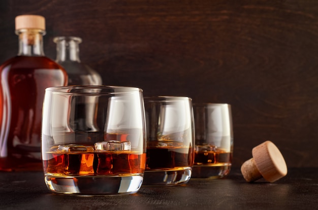 Glas whisky op een houten tafel