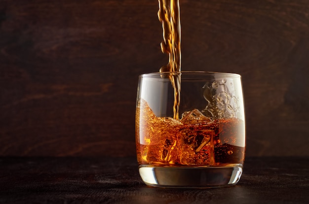 Glas whisky op een houten tafel