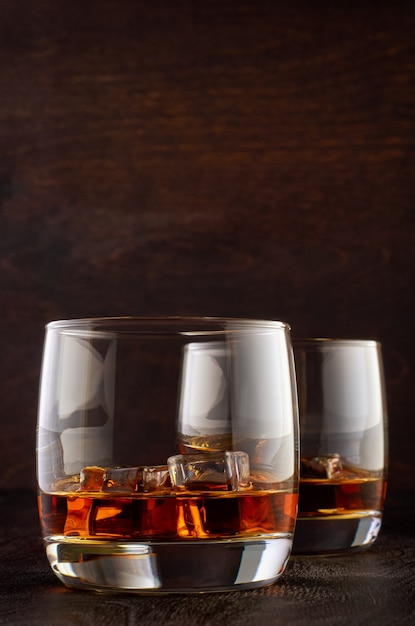 Glas whisky op een houten tafel