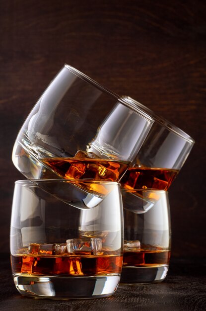 Foto glas whisky op een houten tafel